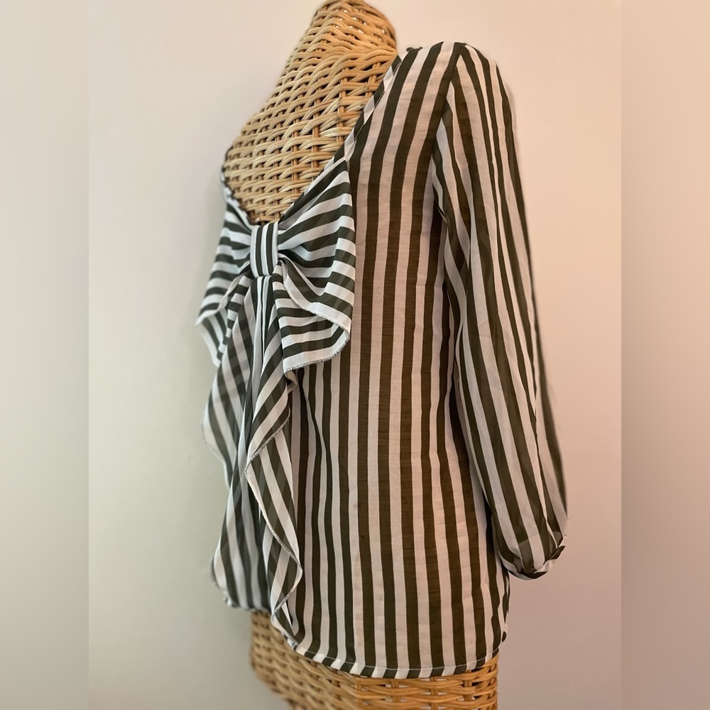 Live 4 truth Sz Med Bow Back Blouse, green & white